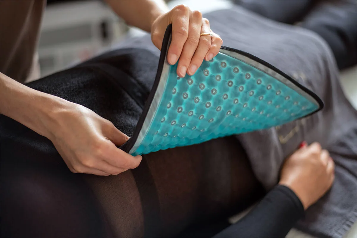 Cryolipolyse behandeling voor het verwijderen van buikvet van een vrouw