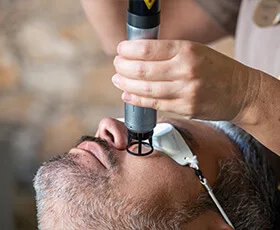 Alma switch collageen booster laser behandeling voor huidverstrakking