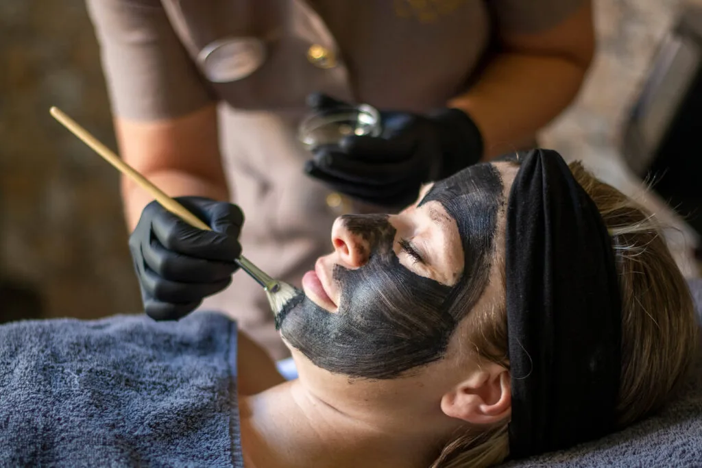 Carbon peeling behandeling voor een diepe peeling voor huidverjonging