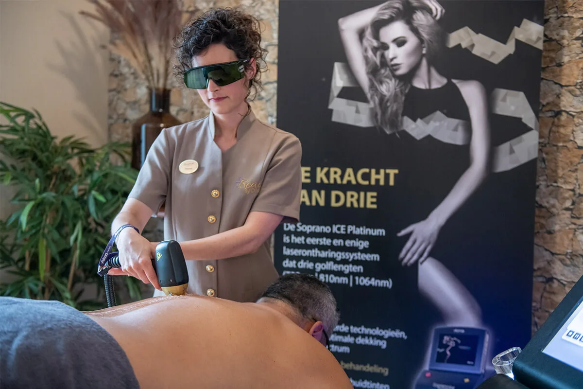 Behandeling voor definitief ontharen van de rug