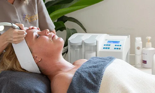 Microdermabrasie behandeling voor een effectieve mechanische peeling en huidverbetering