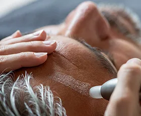 Microdermabrasie behandeling voor een grondige peeling