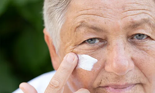 Ouderdomsvlekken verminderen door een goede huidverzorging