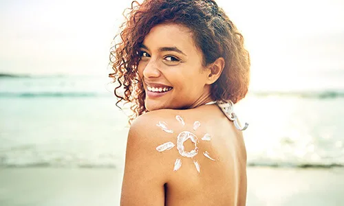 Ouderdomsvlekken voorkomen met een hoge factor zonnebrandcrème