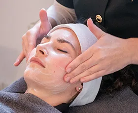 Het aanbrengen van crème tijdens de basis behandeling