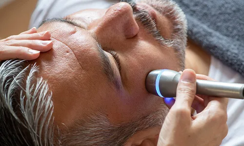 Microdermabrasie Ultra behandeling voor het diep insluizen van een serum