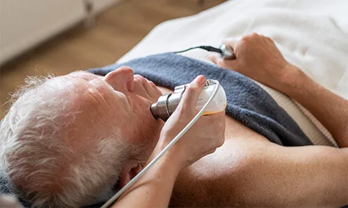 No needle mesotherapie behandeling bij een man voor huidverjonging