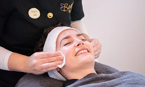 Reinigen van de huid met een verzorgend masker
