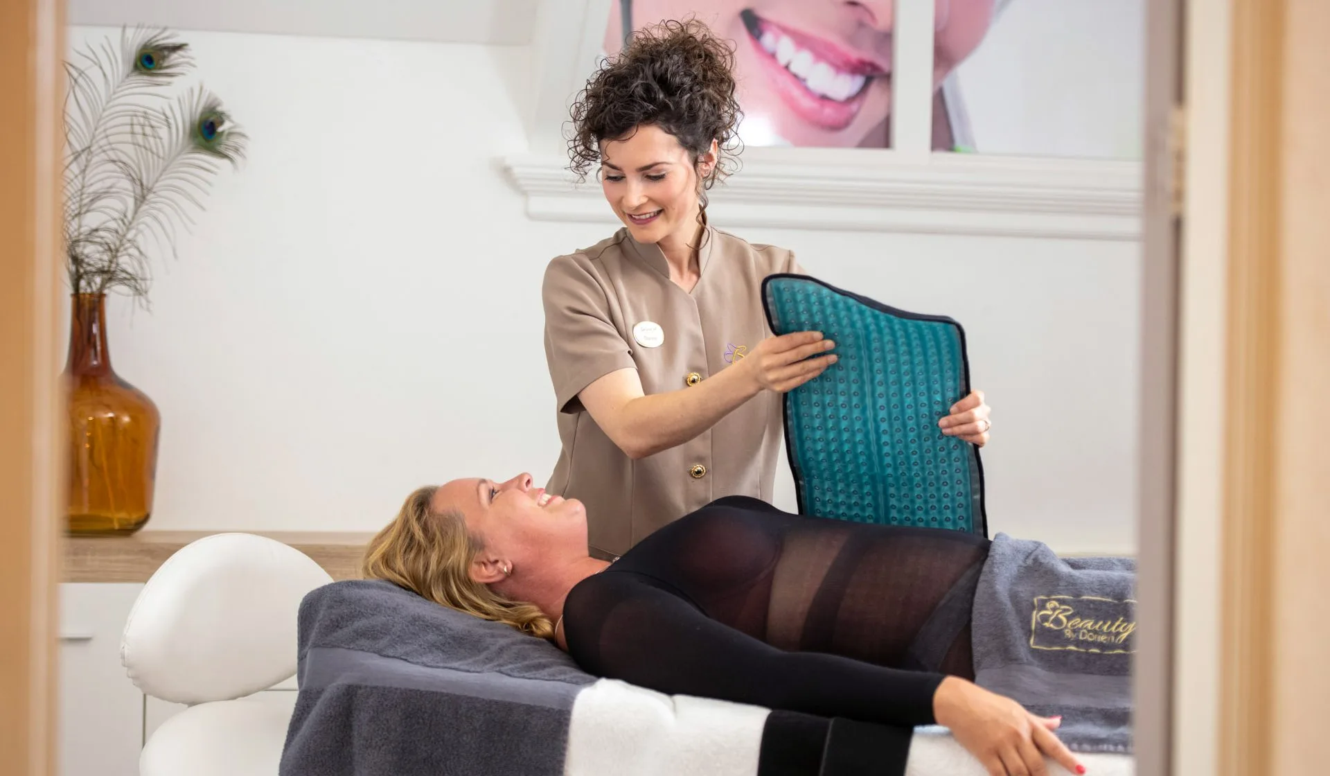 Het aansluiten van een cryolipolyse behandeling bij een vrouw