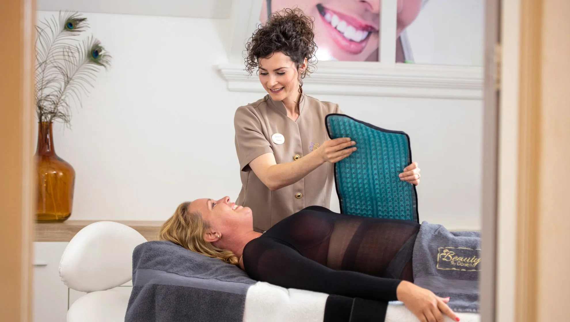 Het aansluiten van een cryolipolyse behandeling bij een vrouw