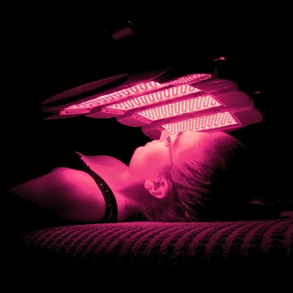 Vrouw ondergaat LED-lichttherapie met Dermalux MD Tri-wave gen 2, gericht op huidverbetering en herstel met gecombineerd LED-licht